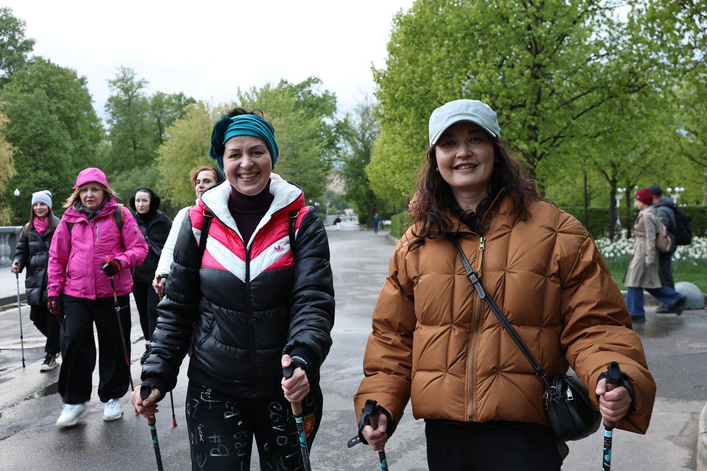 Спортсменки на середине пути.