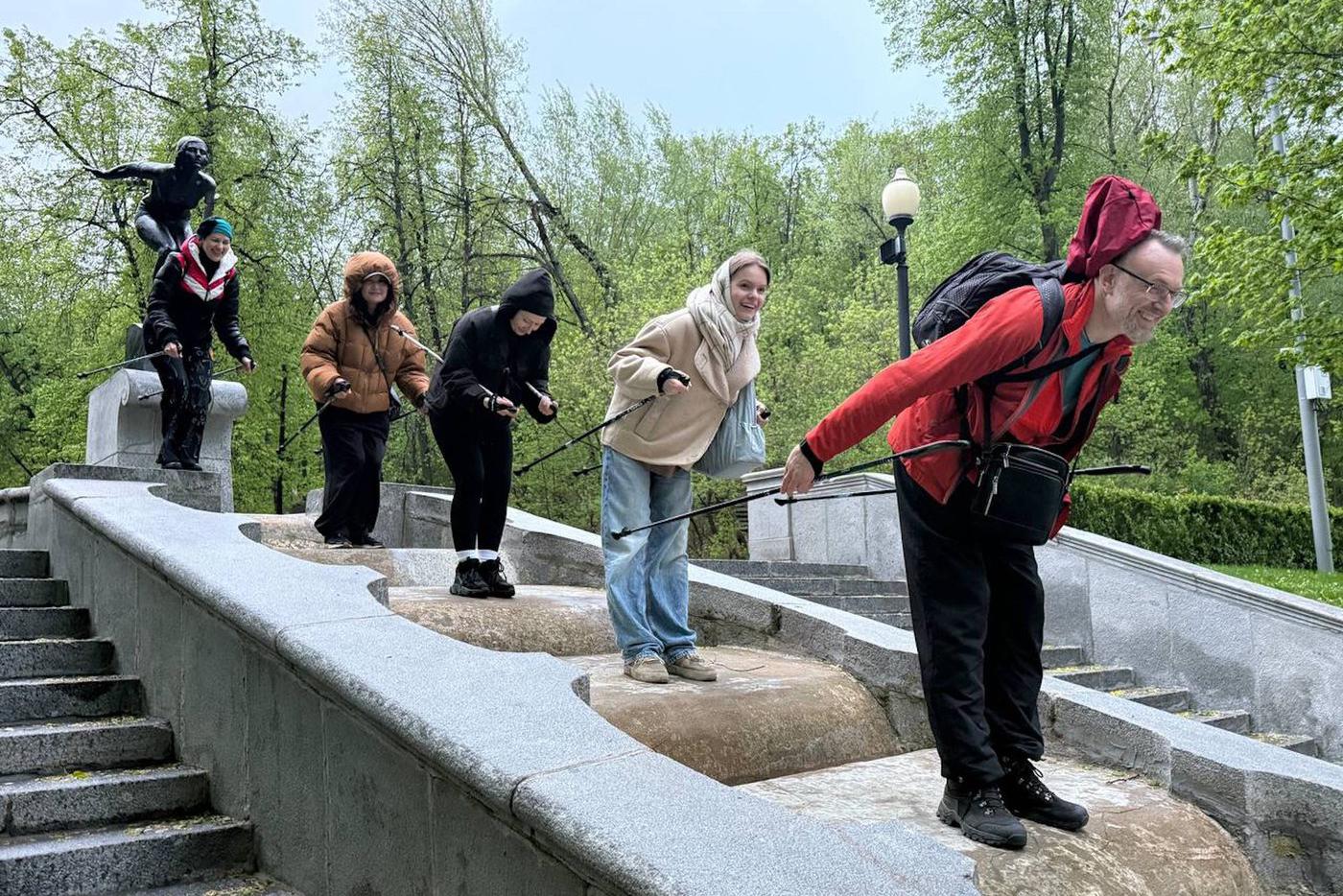 Во время одной из фотоостановок мы пародировали скульптуру пловчихи, готовящейся к прыжку. Попадание точь-в-точь, только ей не хватает палок.