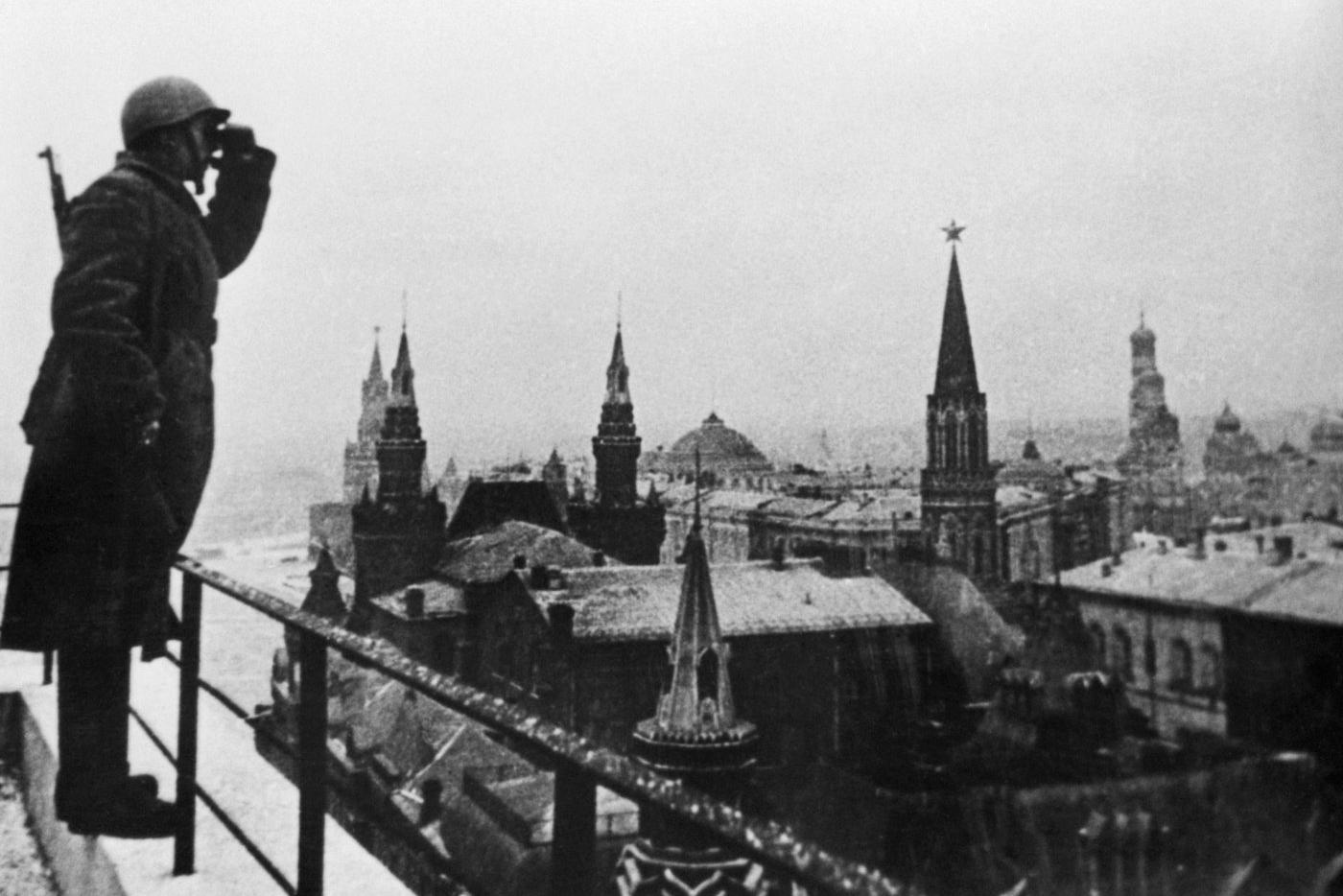 Хлеб по карточкам и налог на холостяков: как выживала столица