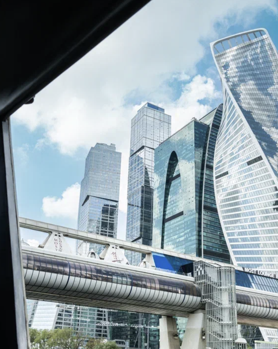 Электросуда помогают пешеходам добираться с одного берега на другой в районе пешеходного моста "Багратион"