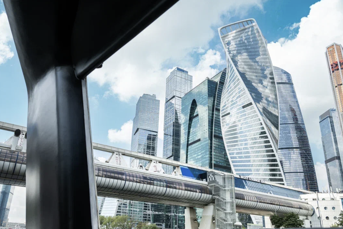 Электросуда помогают пешеходам добираться с одного берега на другой в районе пешеходного моста "Багратион"