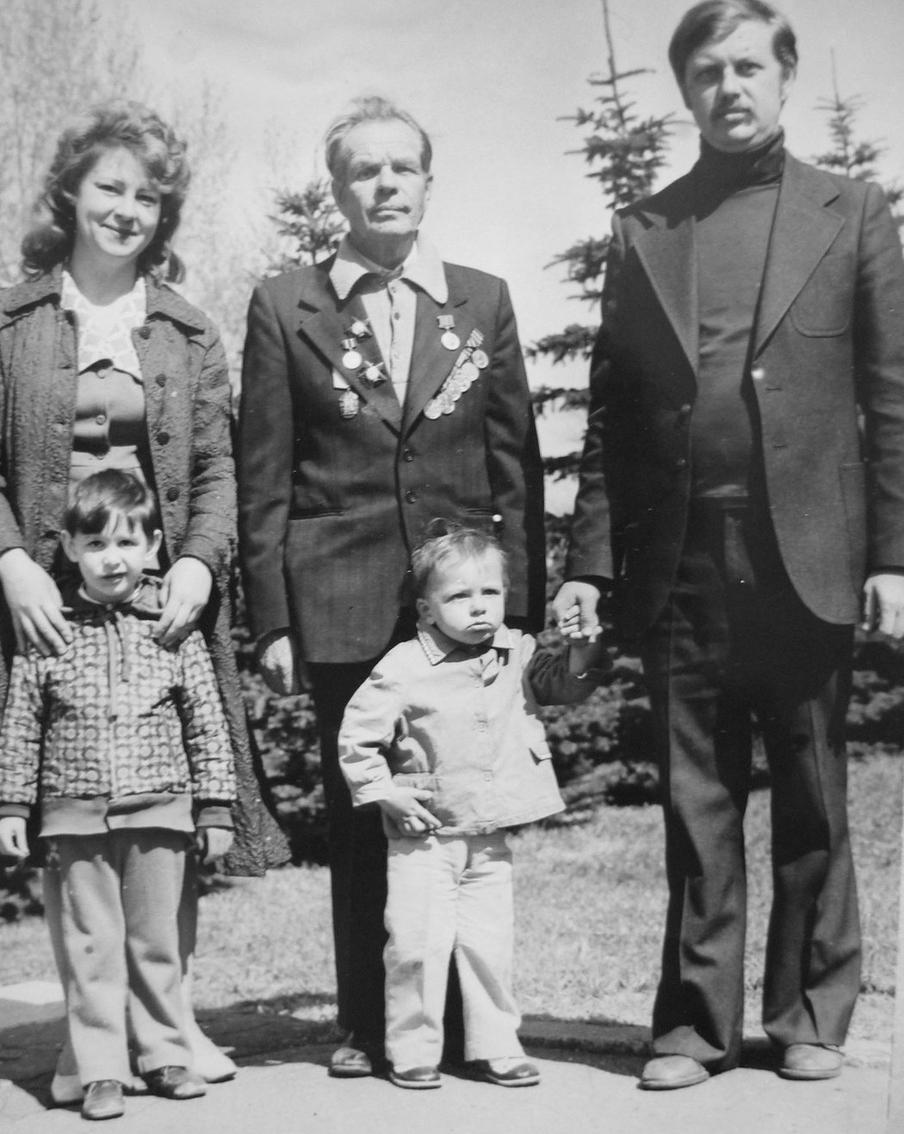 Иван Гончуков с сыном Михаилом, его женой Альбиной Николаевной и внуками Арсением (справа) и Артёмом.