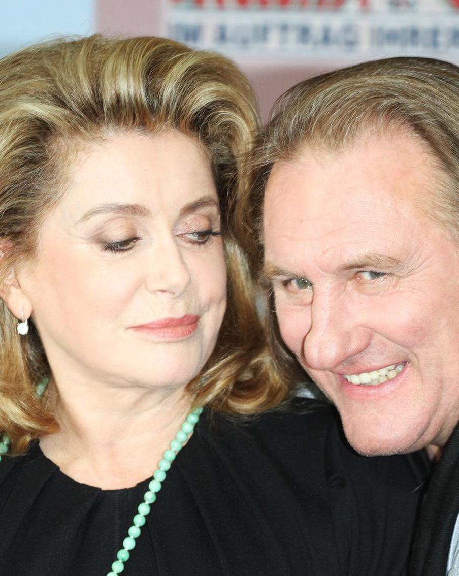 "Женщина села к нему на колени – он очень смутился": Депардье дали срок за домогательства