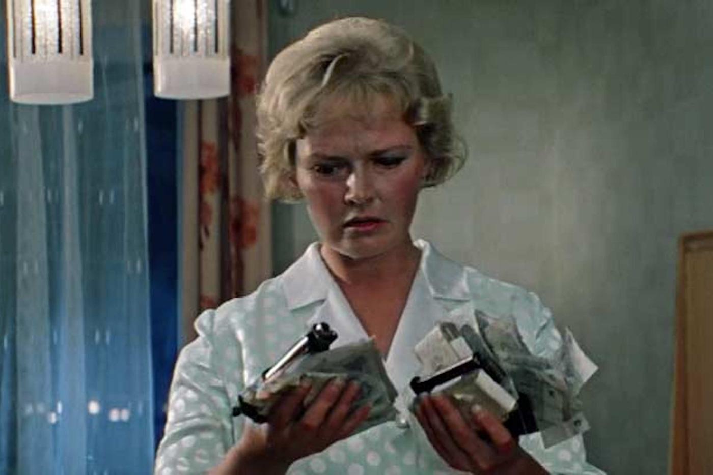 Нина Гребешкова в фильме "Бриллиантова ярука", 1968, реж. Леонид Гайдай.