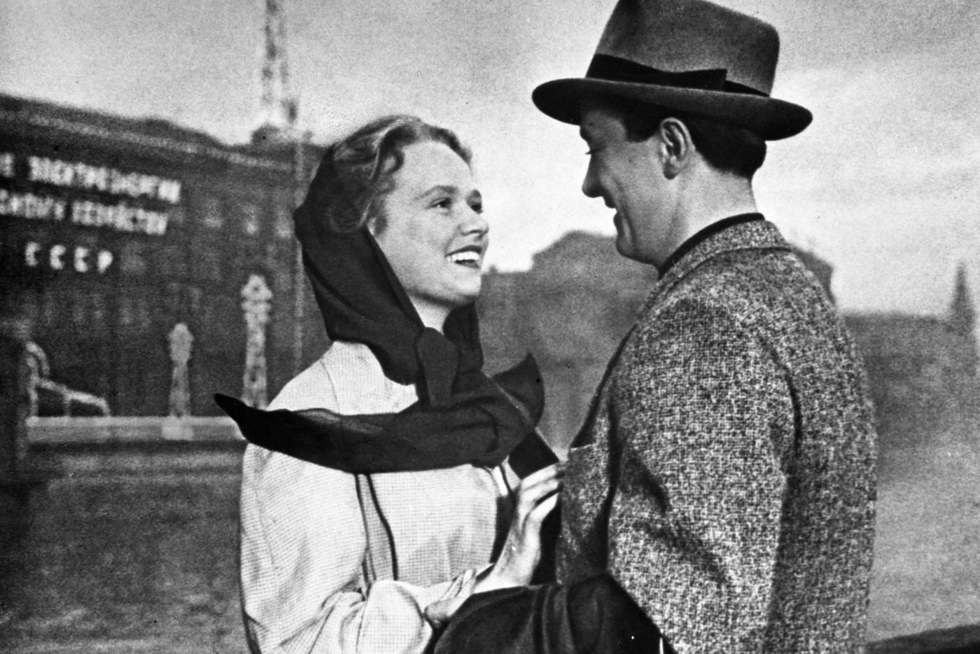 Кадр из фильма режиссёра Ивана Пырьева "Испытание верности", 1954 год. Варя Лутонина в исполнении Нины Гребешковой, Игорь Варенцов в исполнении Олега Голубицкого.
