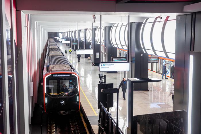 Советы по безопасности и факты о стадионах: голоса спортсменов и телеведущих зазвучали в метро