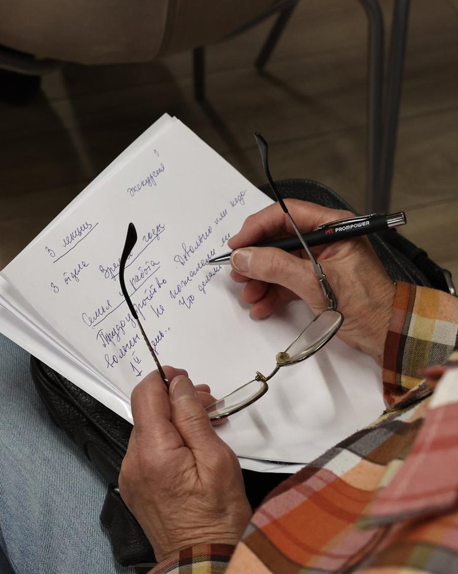 Участники клуба мемуаристики посвящают свои зарисовки семье и звёздам