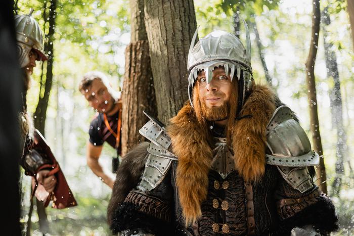 Ради роли Соловья-Разбойника Никите Ефремову пришлось сниматься на ходулях в костюме робота