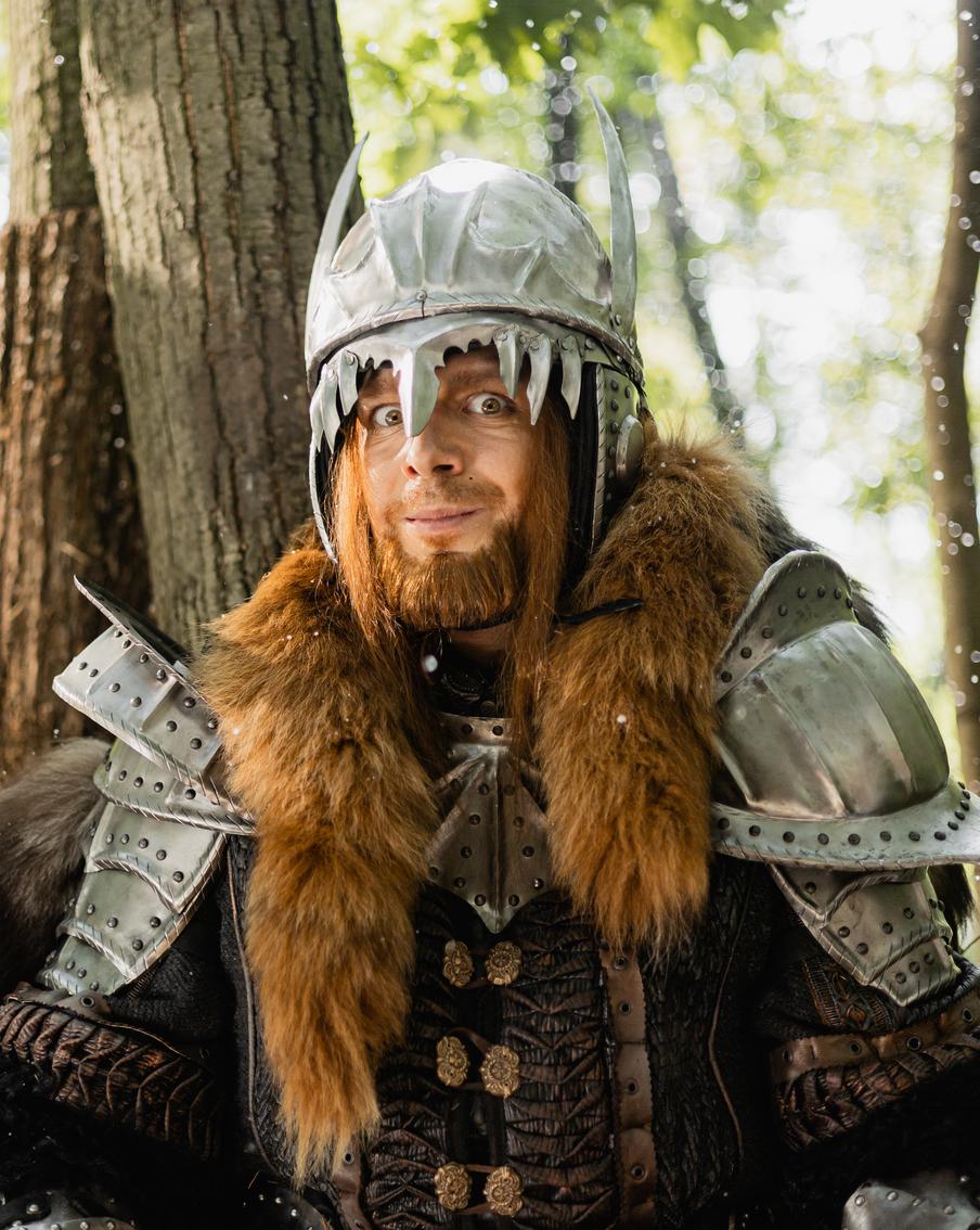 Ради роли Соловья-Разбойника Никите Ефремову пришлось сниматься на ходулях в костюме робота