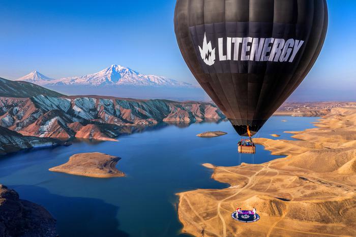 Экстремал Сергей Бойцов сыграл в теннис в небе без страховки