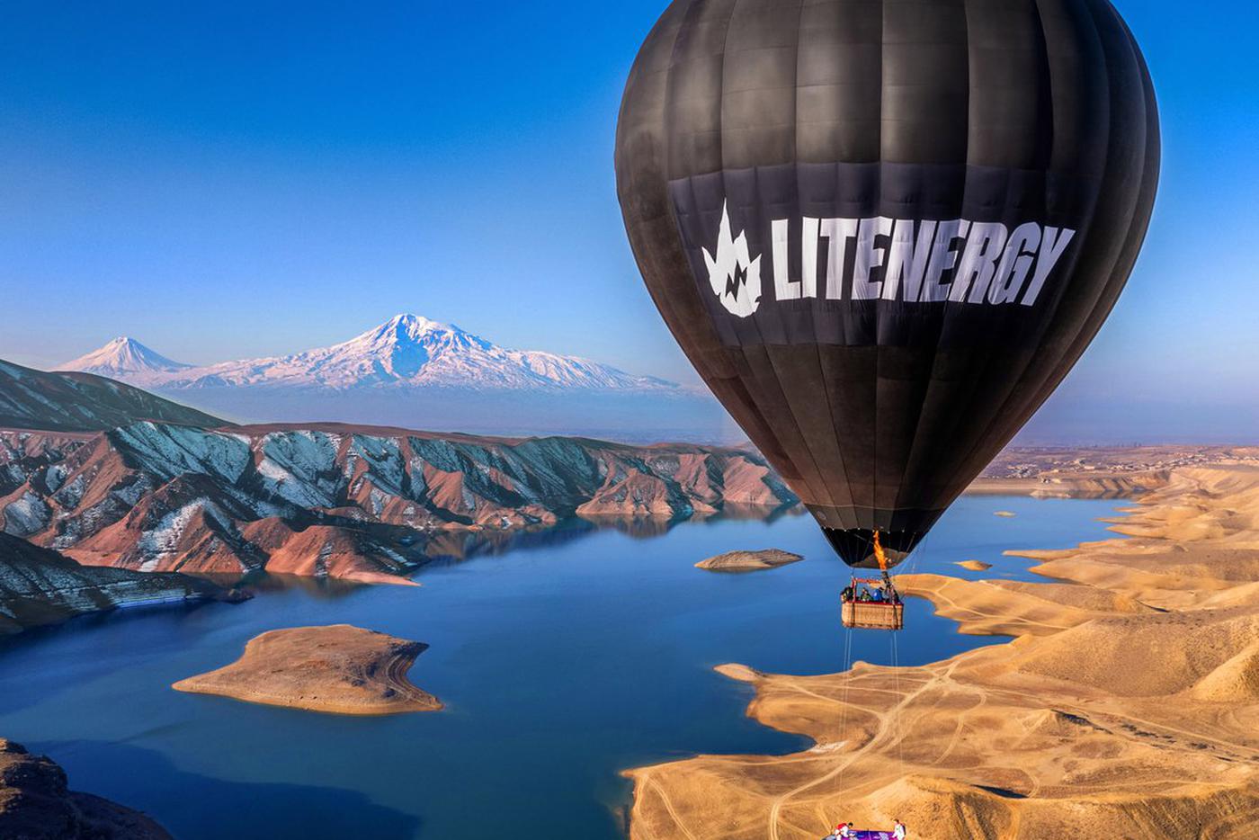 Экстремал Сергей Бойцов сыграл в теннис в небе без страховки