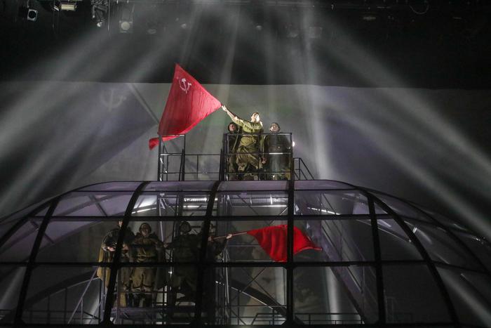 В Театре Армии каждый зритель смог прикоснуться к Знамени Победы