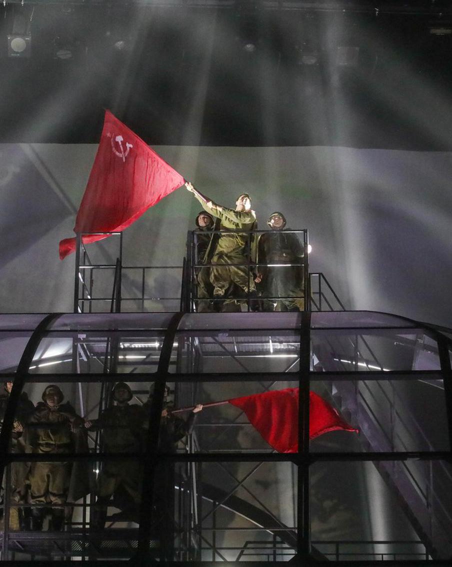 В Театре Армии каждый зритель смог прикоснуться к Знамени Победы