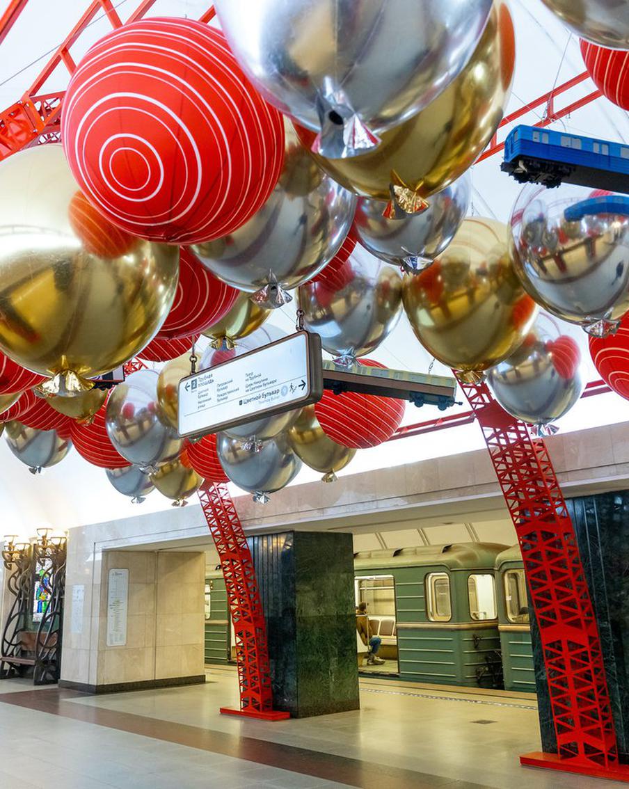 Праздничные шары и модели поездов украсили станцию "Трубная" в честь 90-летия метро