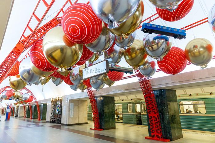 Праздничные шары и модели поездов украсили станцию "Трубная" в честь 90-летия метро