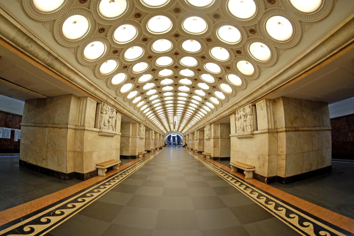 Давид отметил уникальное освещение московского метро, оно подчеркивает все архитектурные шедевры.