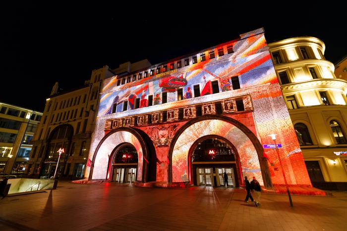 Свето-проекционное представление покажут на фасаде вестибюля станции метро "Лубянка"