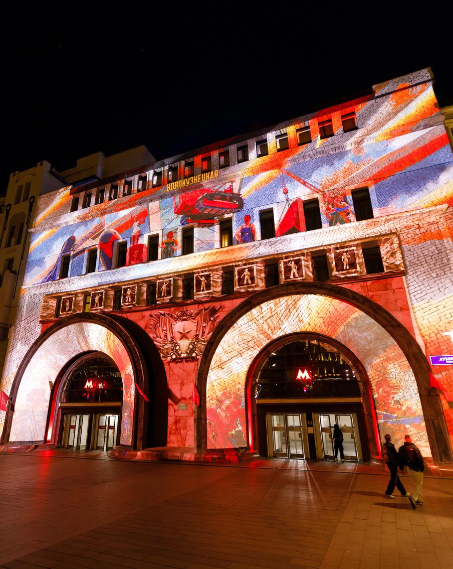 Свето-проекционное представление покажут на фасаде вестибюля станции метро "Лубянка"