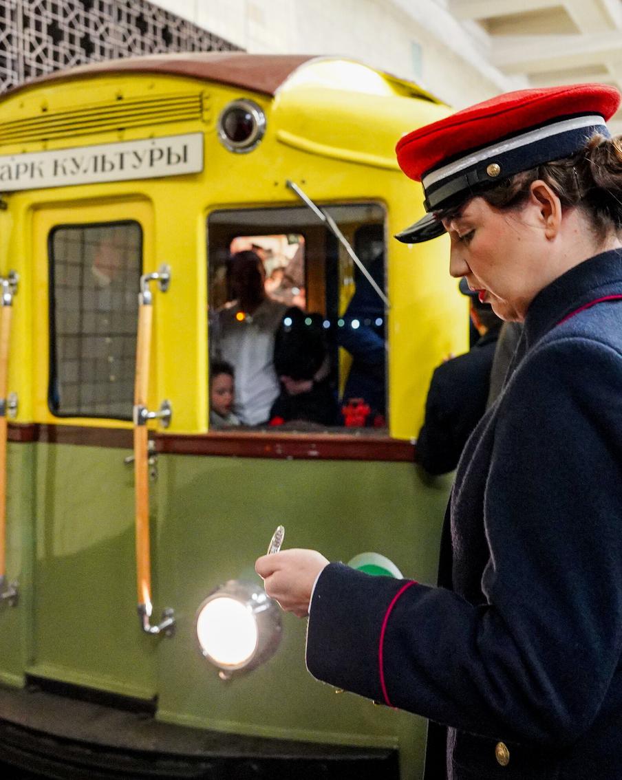 Внимание, товарищи, трогается 90-летний поезд! В честь юбилея в метро воссоздали первую поездку на ретро-составе