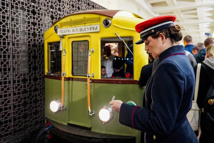 Внимание, товарищи, трогается 90-летний поезд! В честь юбилея в метро воссоздали первую поездку на ретро-составе
