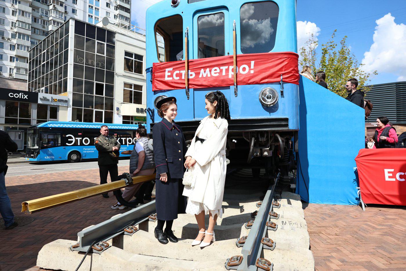 Лозунг "Есть метро!" повсюду.