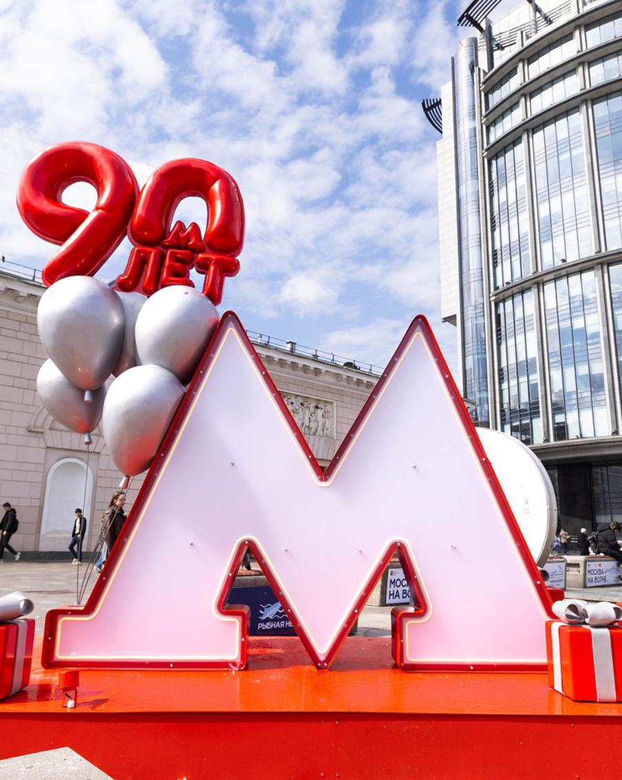У исторических станций метро устанавливают юбилейные инсталляции