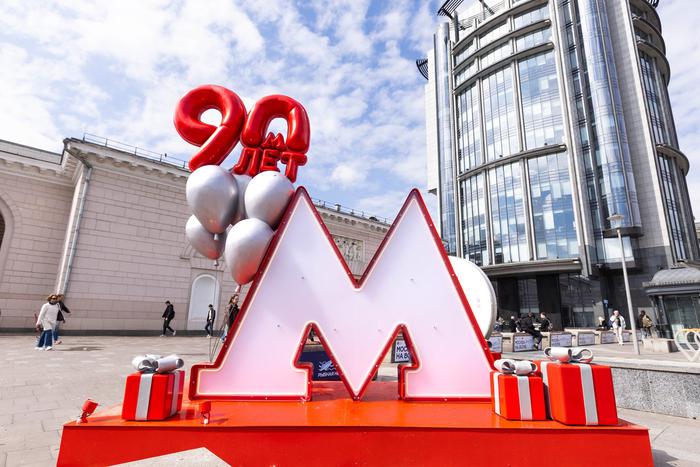 У исторических станций метро устанавливают юбилейные инсталляции