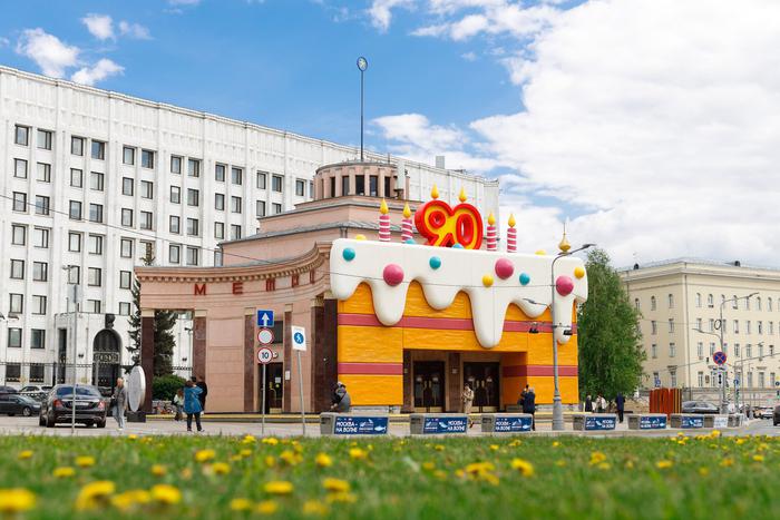 Максим Ликсутов: Вестибюли станций "Кропоткинская" и "Арбатская" украсили в честь 90-летия столичного метро