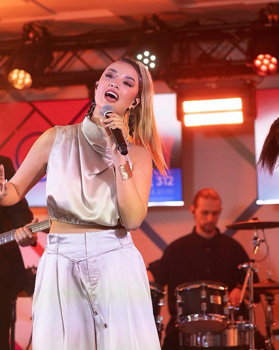 Группа "Город 312" дала живой концерт в радиостудии, расположенной на одной из станций метро