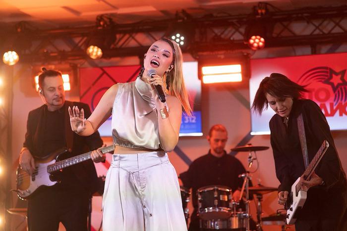 Группа "Город 312" дала живой концерт в радиостудии, расположенной на одной из станций метро