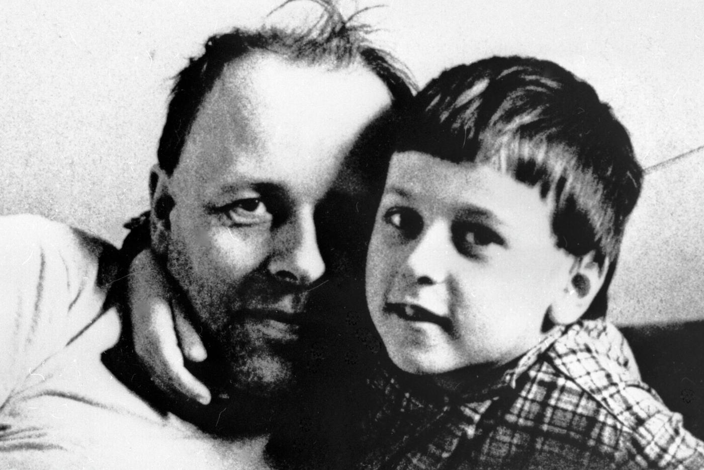Академик Андрей Дмитриевич Сахаров с сыном Димой.