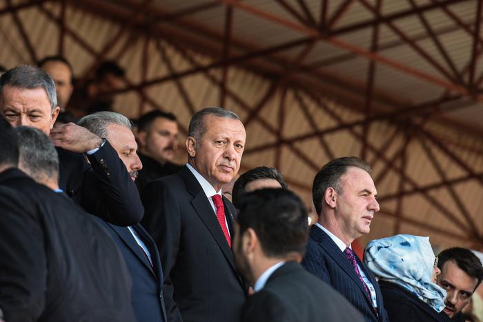 Эрдоган не дал Макрону похлопать себя по плечу, схватив его за палец