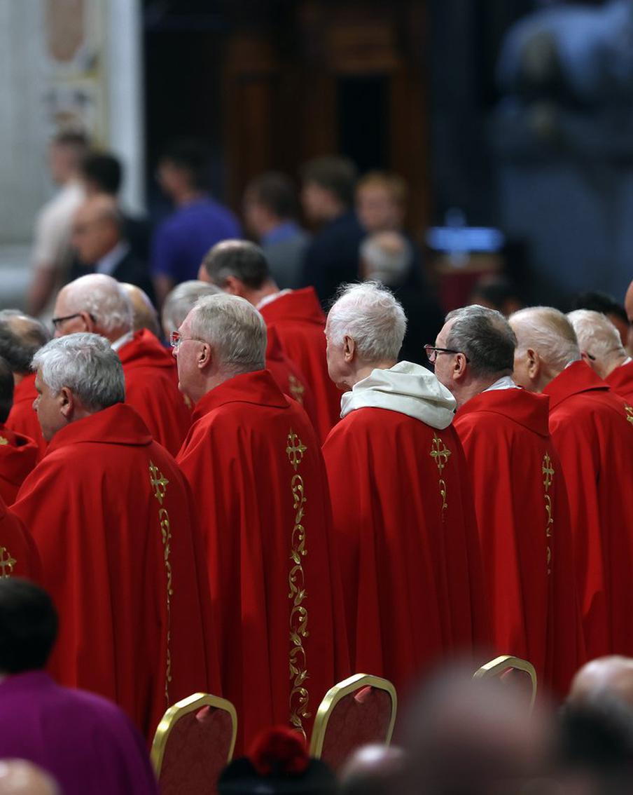 Папа римский Лев XIV перед интронизацией объехал площадь Святого Петра