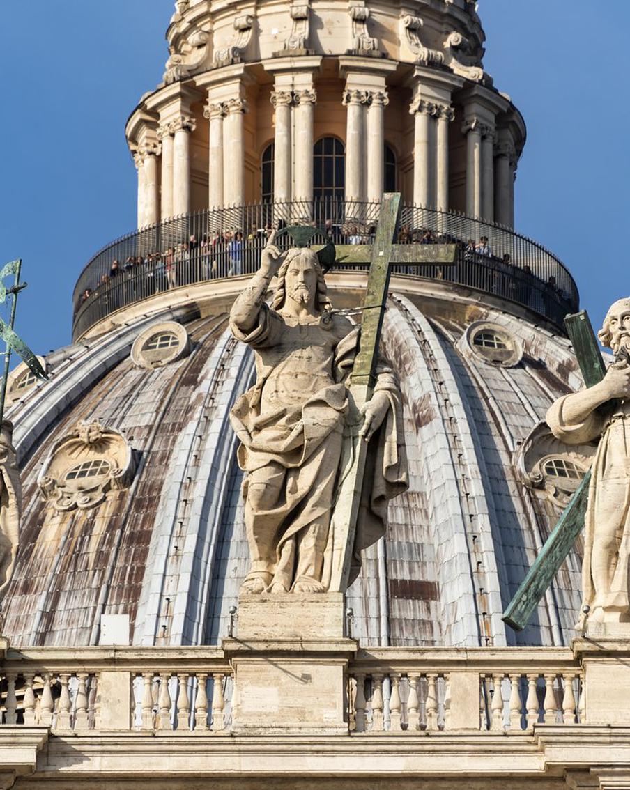 Новый папа Римский принял символы своей власти