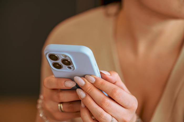 Роскачество: в салонах связи могут оформить допуслуги без согласия покупателя