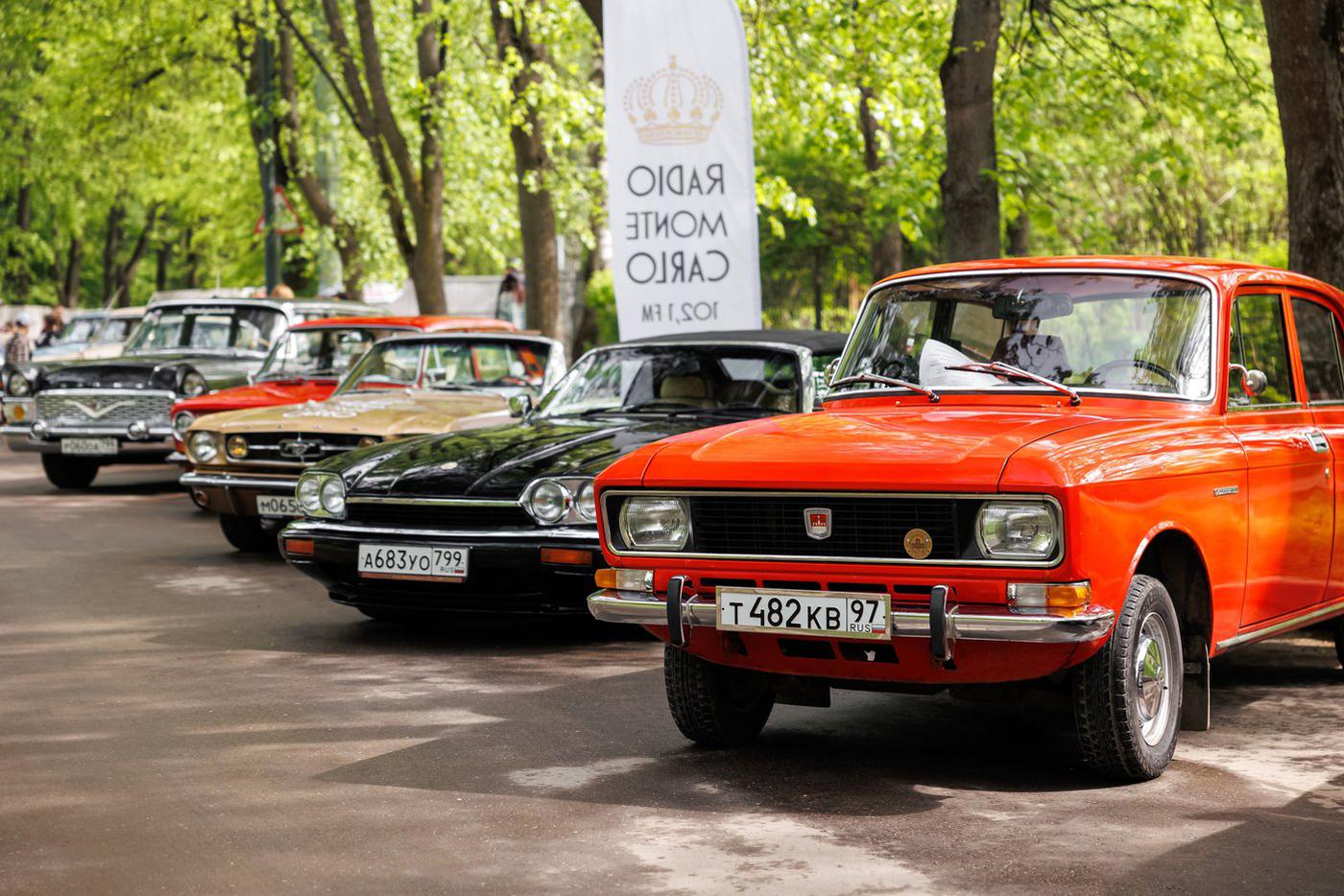 Среди автомобилей были представлены Porsche 911 RWB, Ford Mustang, Jaguar XJS, BMW E34 и другие.