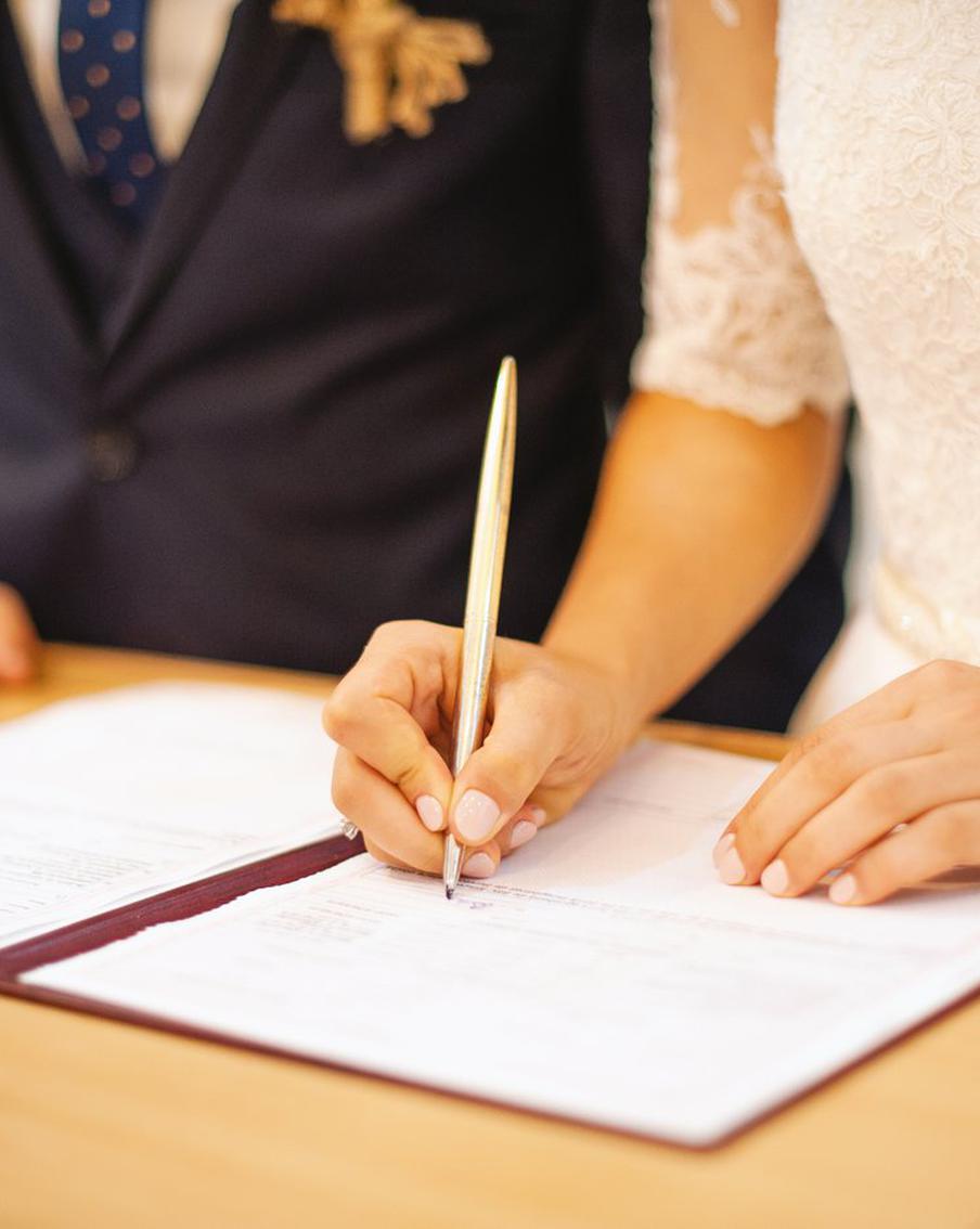 Правительство поддержало проект, упрощающий оформление двойной фамилии в браке