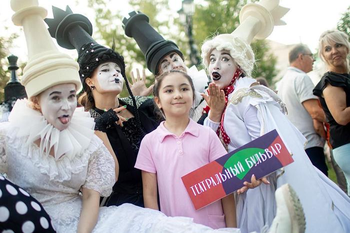 На фестивале "Театральный бульвар" покажут 600 постановок