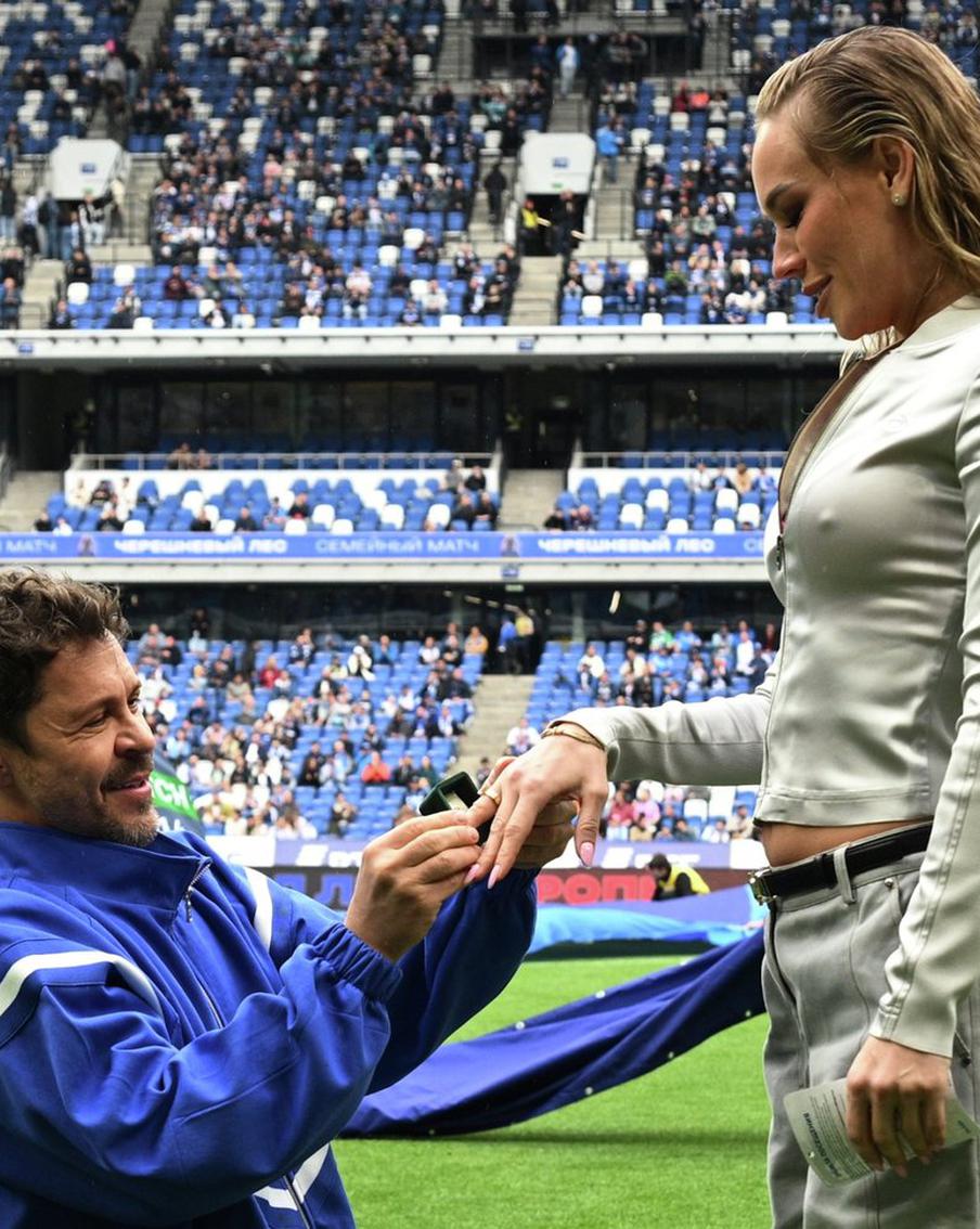 Где знаменитости делают предложение любимым: Павел Деревянко – на стадионе, Робби Уильямс – на радиостанции