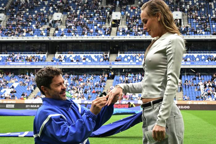 Где знаменитости делают предложение любимым: Павел Деревянко – на стадионе, Робби Уильямс – на радиостанции