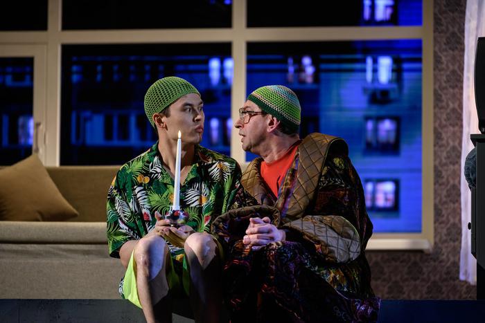 Огромный дом рушится, крысы бегут: каким получился спектакль "Жил. Был. Дом"