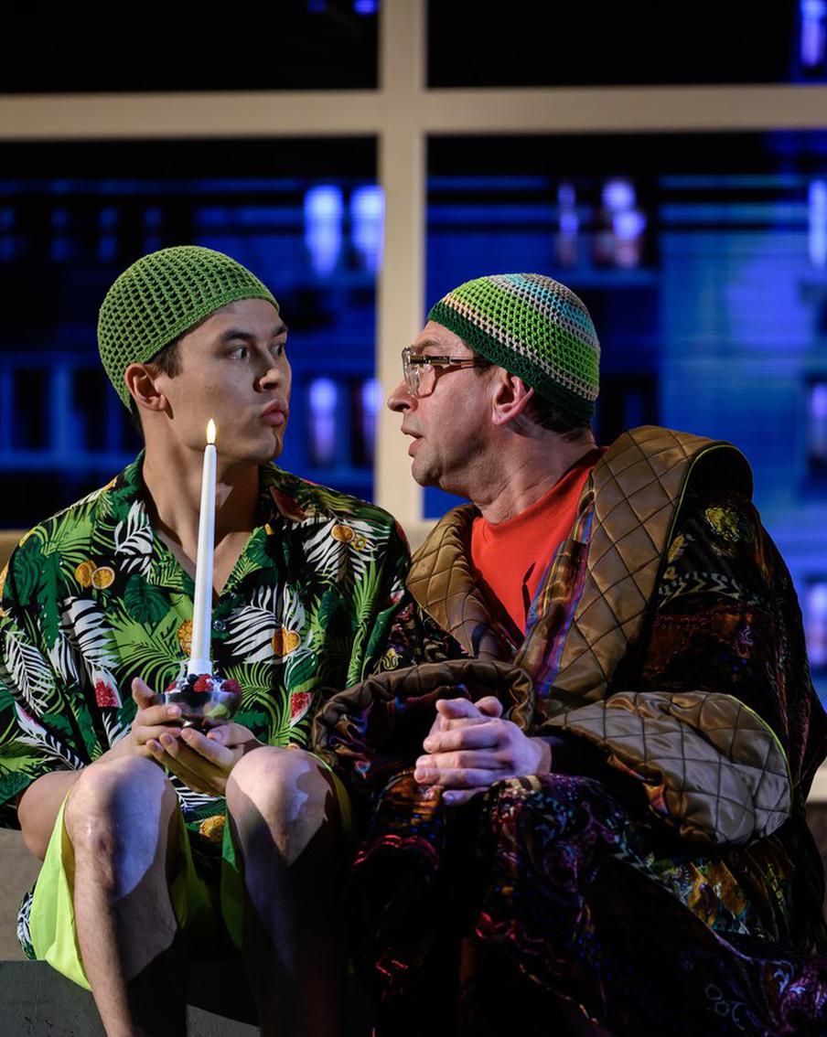 Огромный дом рушится, крысы бегут: каким получился спектакль "Жил. Был. Дом"