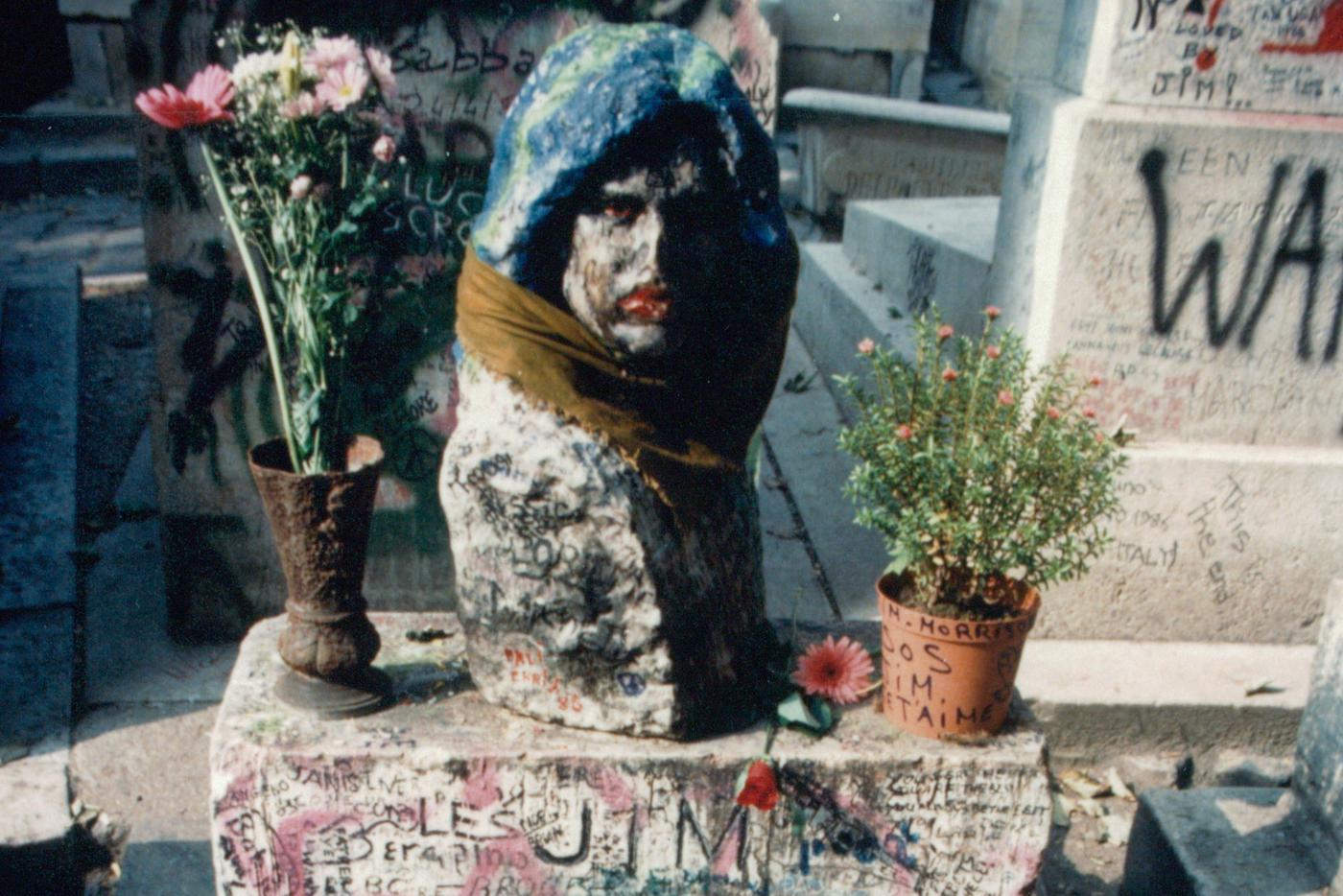 Во Франции найден бюст Джима Моррисона, украденный с его могилы более 35 лет назад