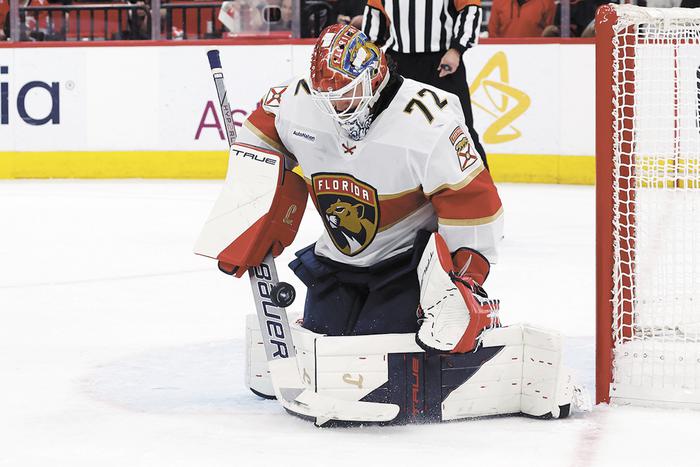 Избитый российский голкипер стал героем матча в НХЛ