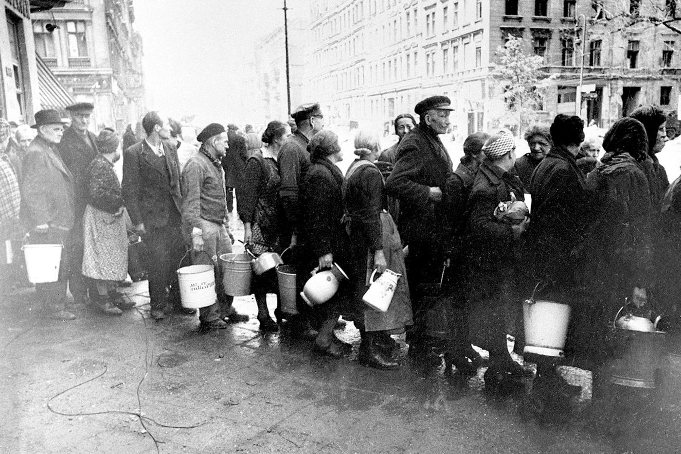 World War II
Май 1945 года, Берлин. Мирные жители в очереди за водой после окончания боёв за город.
