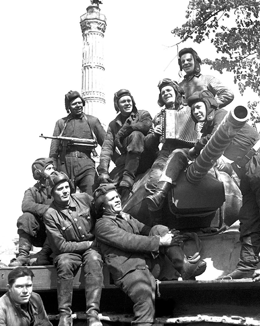 Вторая мировая война
2-9 мая 1945 г. Германия. Берлин. Советские танкисты у колонны Победы в парке Большой Тиргартен после безоговорочной капитуляции Германии во Второй мировой войне. Точная дата съемки не установлена.