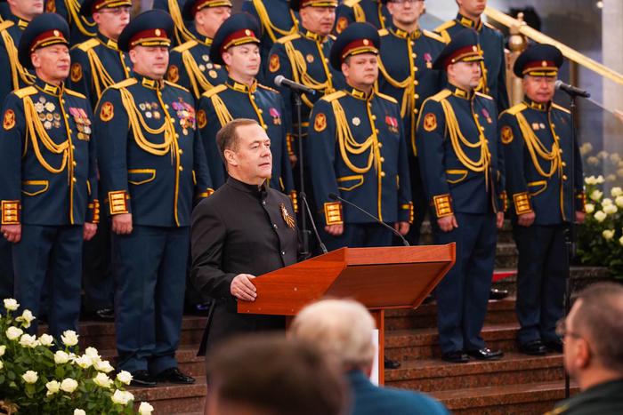 Медведев указал на "могильную тишину" в ЕС после атак ВСУ по России