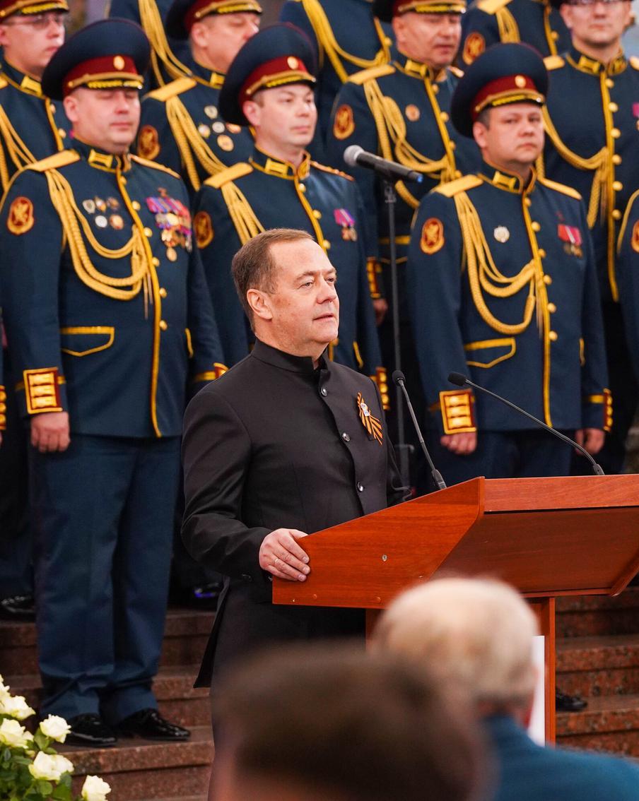 Медведев указал на "могильную тишину" в ЕС после атак ВСУ по России