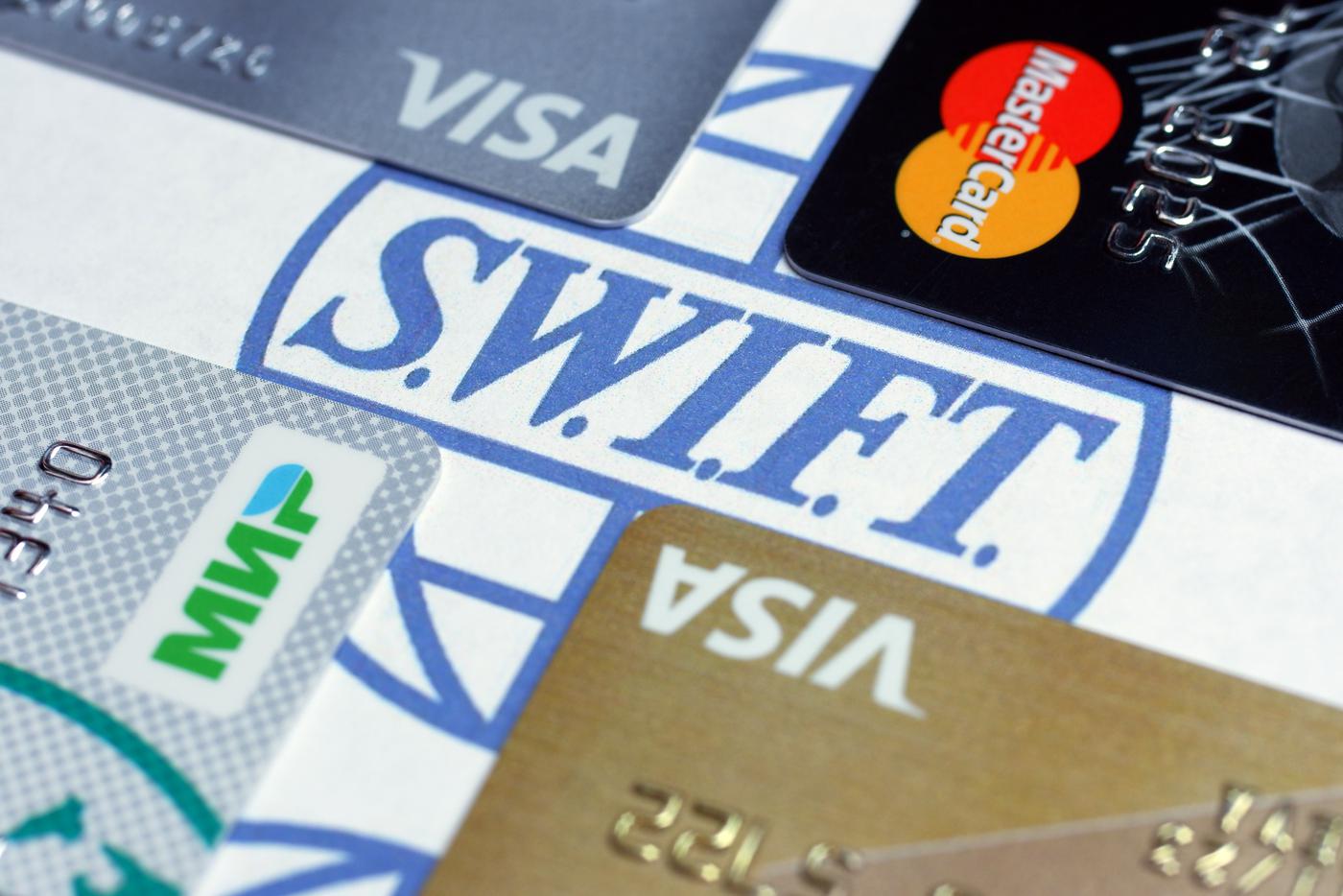 Более 20 российских банков могут быть отключены от SWIFT в рамках новых санкций ЕС