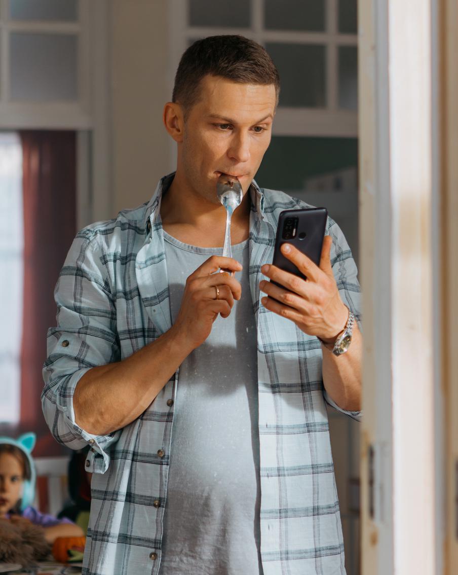 "Я никогда не был удобным домашним мужчиной". Metro поговорило с Павлом Чинарёвым про сериал "Домохозяин"